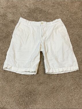 Izod White Flat Front Men's Shorts